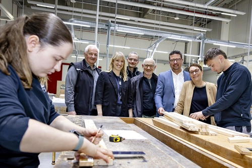 Einen Blick in die Ausbildungswerkstatt bei Häcker Küchen warfen (v.l.): Uwe Klingenhagen, Werksleiter Werk 5 Venne, Rebecca Priemer, Leiterin Young Talents, Stephan Fänger, Ausbilder Werk 5 Venne, Axel Fuchs, Ausbildungsregion Osnabrück, Lars Hellmers, Vorstand der MaßArbeit und 1. Vorsitzender der Ausbildungsregion Osnabrück, und Susanne Steininger, Geschäftsführerin der Ausbildungsregion und Bereichsleiterin Übergangsmanagement MaßArbeit.