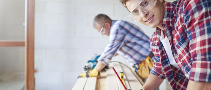 junger Mann in der Tischlerlehre im Osnabrücker Land