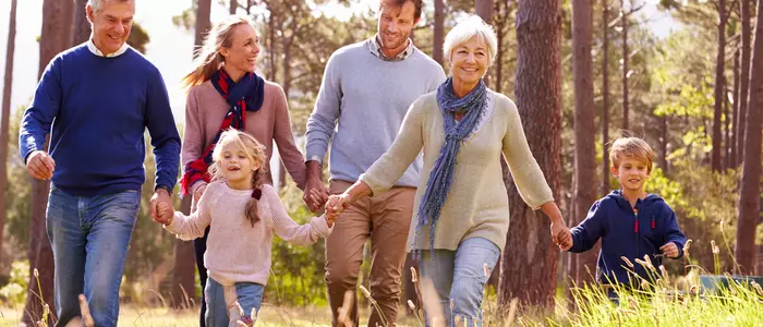 glückliche Familie streift mit Großeltern durch das Osnabrücker Land