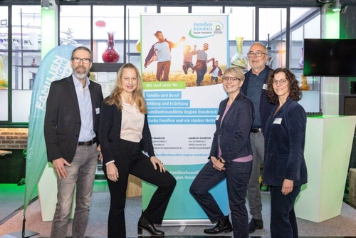 Landrätin Kebschull zeichnet Fachkräfte aus, Gruppenbild