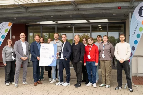 Mitarbeitende und Auszubildende der HHO erhalten das IHK-Siegel.