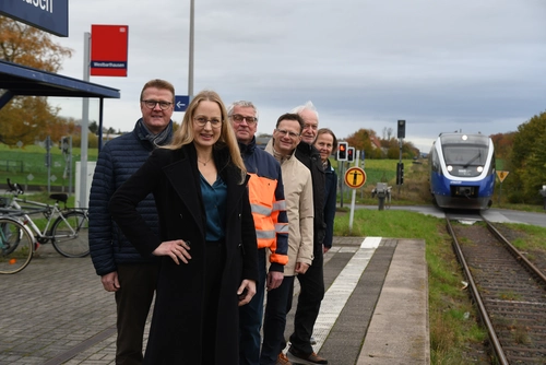 Beteiligte aus Region und Verkehr zum künftigen Halbstundentakt des Haller Willem.